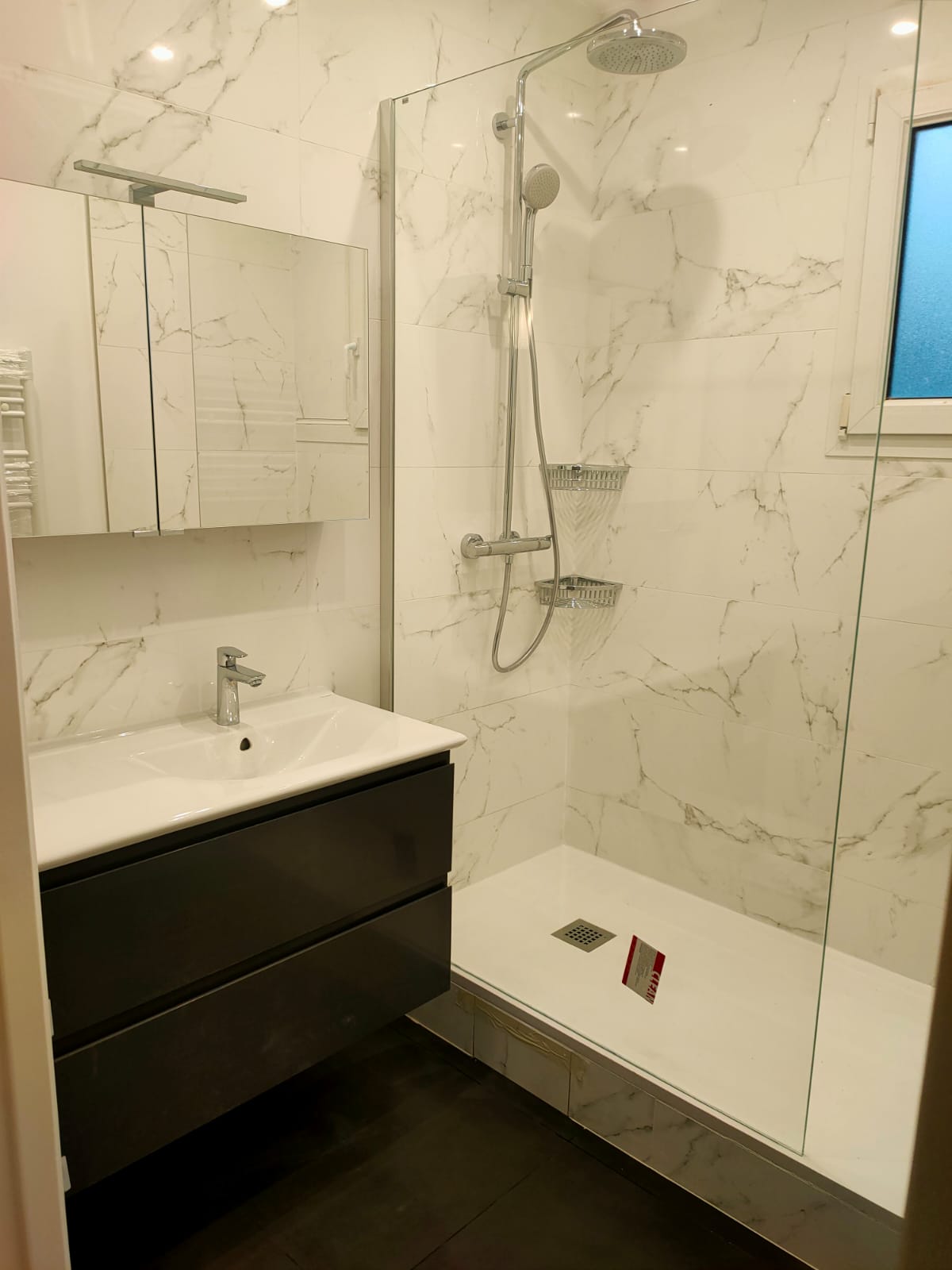 Salle de bain rénovée clé en main – finitions haut de gamme