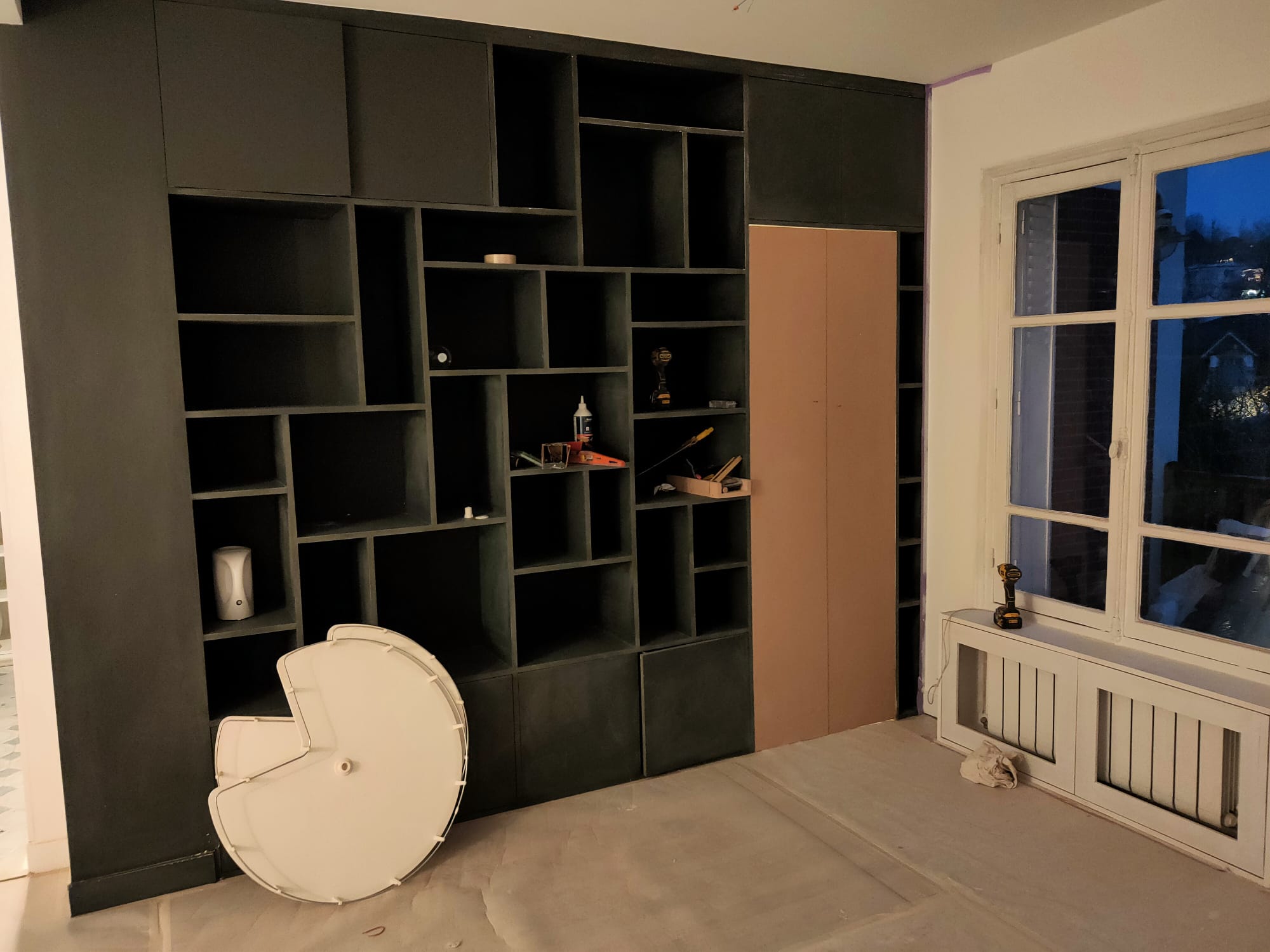 petit appartement parisien bibliothèque murale du sol au plafond