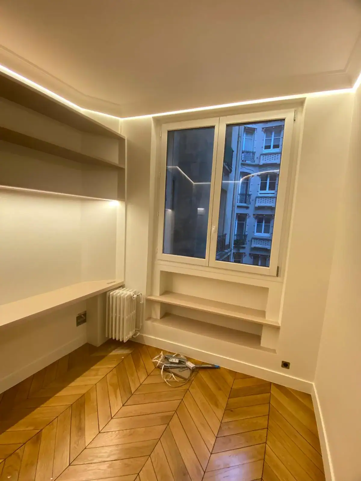 Bureau et étagères blanches sur mesure avec LED et parquet chevron — Les Artistes Île-de-France